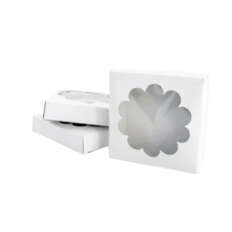 Elegante, delicada y perfecta para presentaciones sofisticadas. cuenta con visor de acetato transparente y apertura lateral, ideal para souvenirs, accesorios, dulces, invitaciones y regalos especiales.9,5 x 9,5 x 2 cm