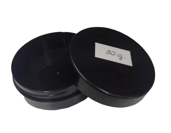 El pote POTE30NE cuenta con tapa a rosca segura y diseño en color negro, ideal para cosmética, muestras, cremas, maquillaje, glitter, manualidades y más.Tapa a rosca segura y práctica.Ideal para cosmética y muestras. Capacidad: 20 / 30 ml.Medida aprox.: 5,4 x 2 cm.