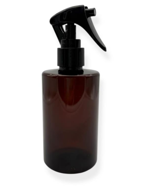 Envase 250 ml AMBAR con mini gatillo
DESCRIPCION

Práctico y versátil para productos de uso diario, este envase plástico de 250 ml con gatillo permite una aplicación cómoda mediante pulverización. Su formato cilíndrico transparente, con rosca de 24 mm, es ideal para emprendimientos que buscan envases con gatillo, botellas para limpieza o packaging para productos líquidos por mayor.

CARACTERISTICAS

Material: PET
Capacidad: 250 ml
Medidas: 11,8 cm de alto x 6 cm de diámetro de base
Color: ambar
Rosca: 24 mm
Cierre: válvula con mini gatillo. Puede ser transparente o negro según disponibilidad.
Presentación: Liso para personalizar
Área de personalización: cuerpo exterior del envase

USOS E IDEAS

Ideal para aromatizantes, productos de limpieza, sanitizantes, jardinería y preparados líquidos. Una excelente opción para emprendimientos que buscan botellas con gatillo de 250 ml por mayor para etiquetar con su propia marca.

Somos LPS FAJU, fabricantes y mayoristas de envases, souvenirs y packaging para emprendimientos, fiestas y eventos. Fotos ilustrativas.